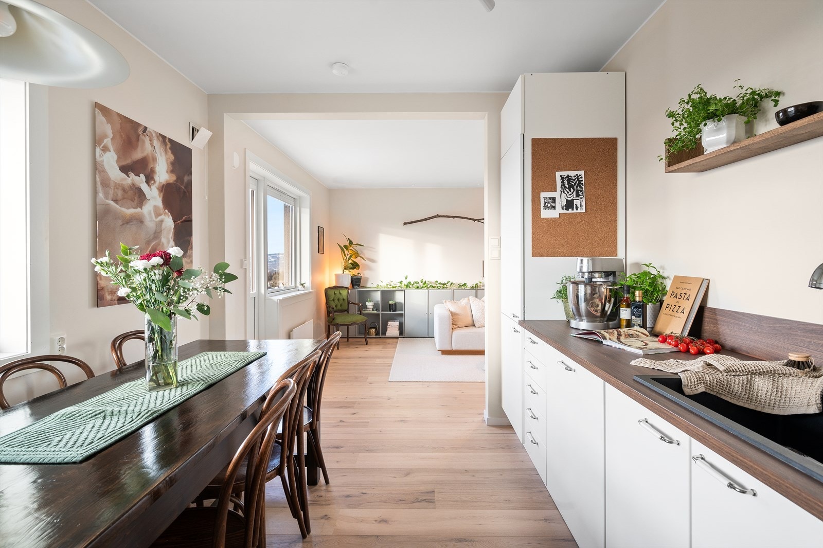 Kjøkkenet er utstyrt med platetopp, komfyr, kjøl/frys, vinskap og oppvaskmaskin. Galleribilde