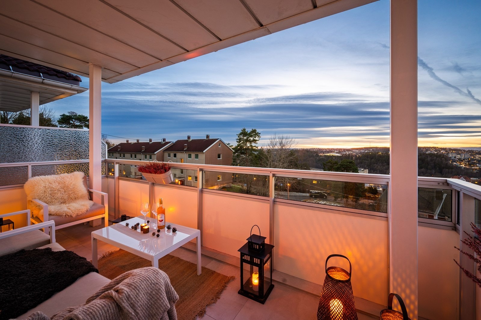 Nyt den avslappende atmosfæren på balkongen med en fantastisk utsikt over Oslo, perfekt for rolige kvelder. Galleribilde