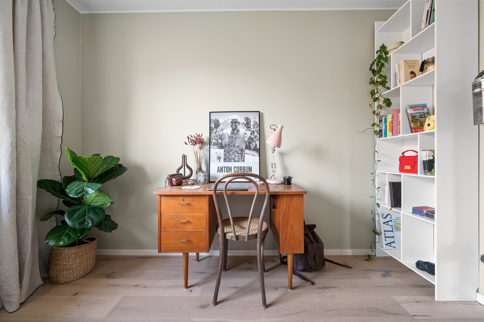 Soverom 2 er i dag innredet med skrivepult og en hyggelig lesekrok. Galleribilde