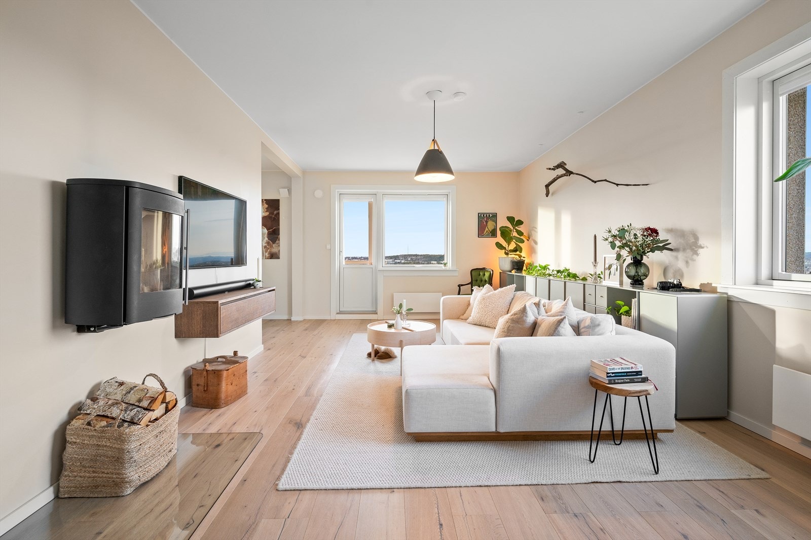 Stuen nyter godt av store vindusflater som gir rikelig med naturlig lys inn. Galleribilde