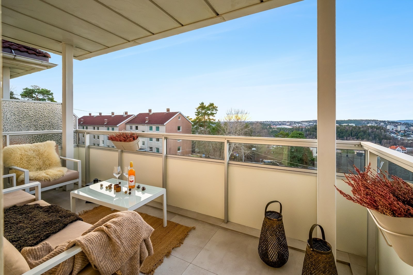 Her kan man nyte morgenkaffen med en herlig utsikt. Galleribilde