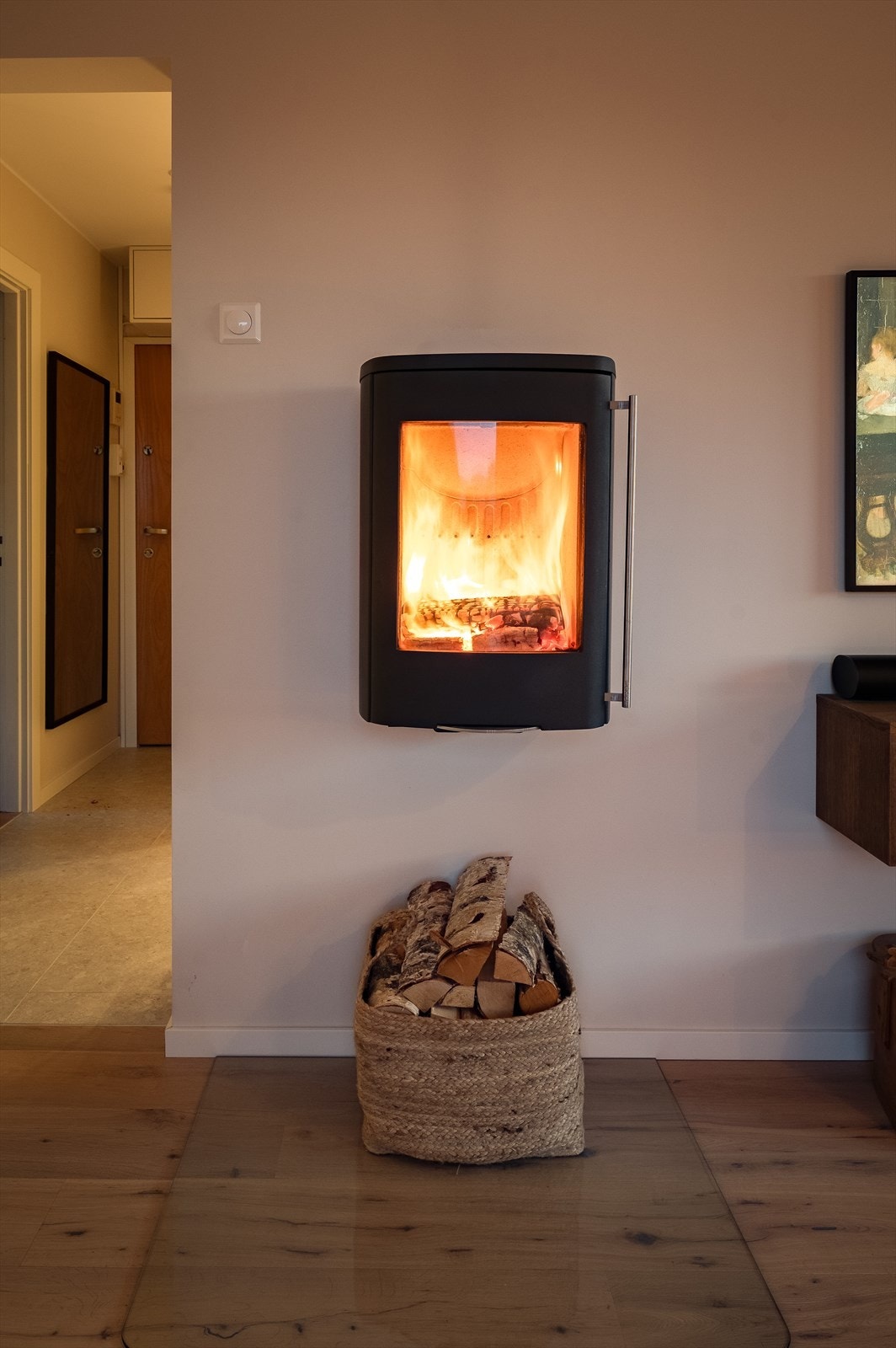 Nytt vegghengt ildsted (2023) i stuen gir både ekstra varme og hygge hele året. Galleribilde