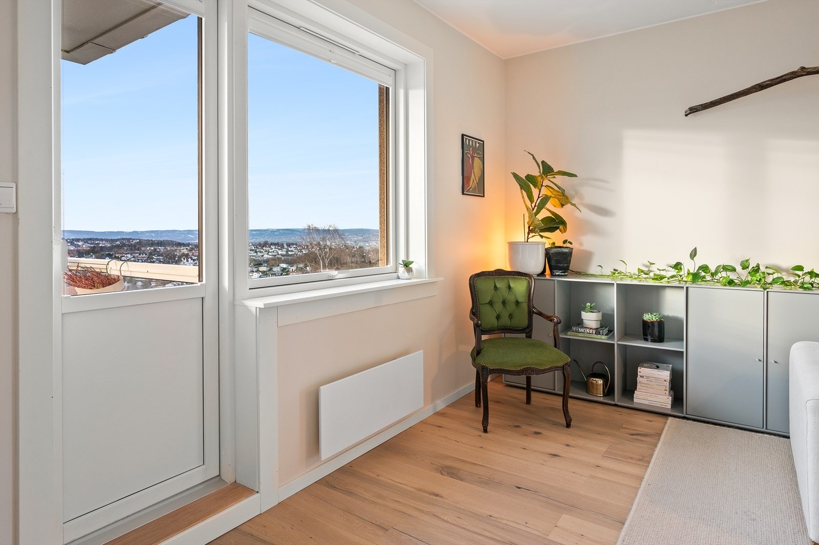 Fra stuen er det utgang til en solrik balkong på 9 kvm. Galleribilde