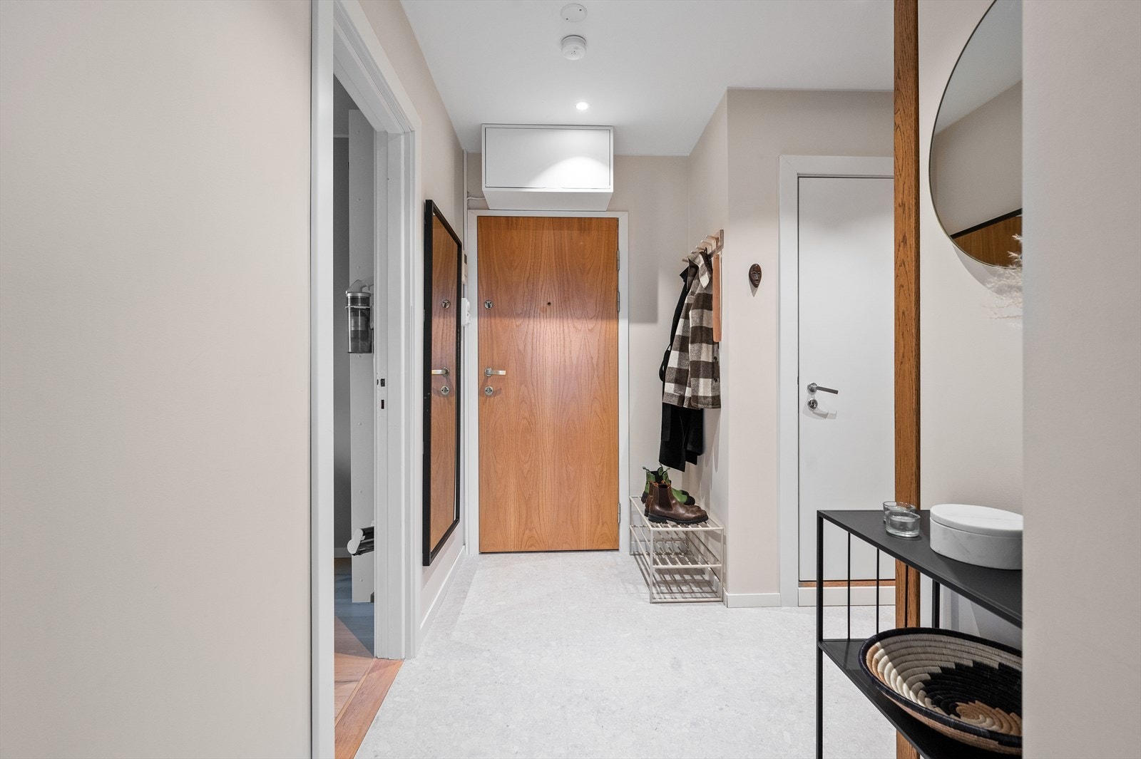 Du ønskes velkommen inn via felles trapperom inn i en hyggelig entré med gode oppbevaringsmuligheter. Galleribilde