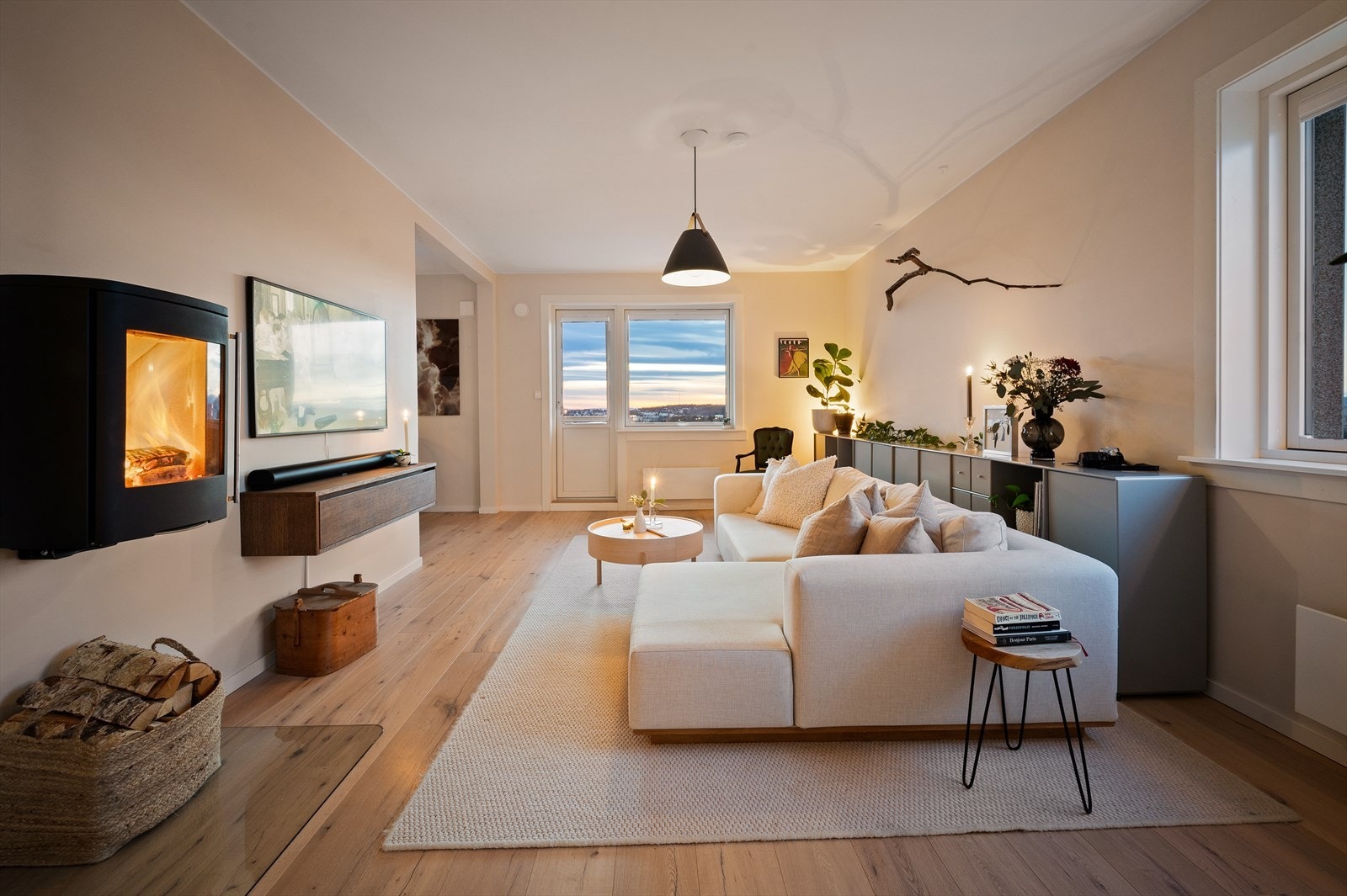 Her bor du høyt og fritt i toppetasje, med vindusposter på flere sider av leiligheten. Galleribilde