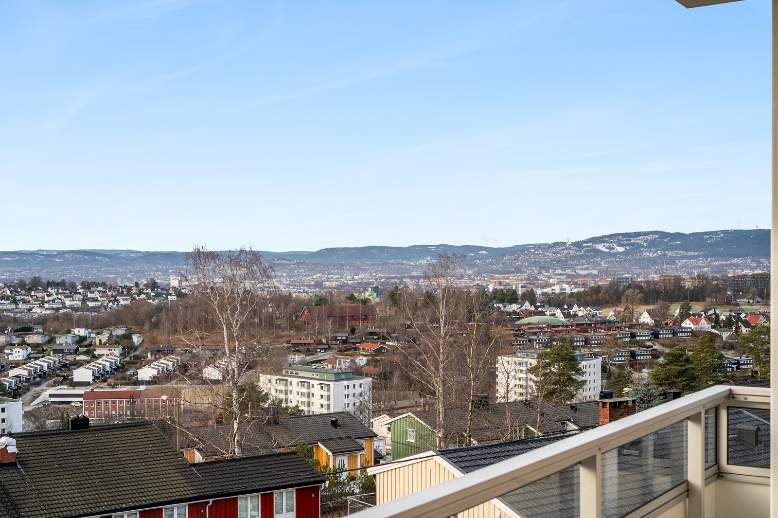 Vidstrakt utsikt mot bla. Østensjøvannet, Holmenkollen og store deler av byen. Galleribilde