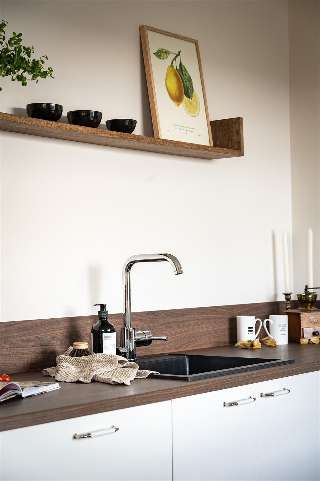 Det er godt med oppbevaringsplass i skuffer og skap, samt godt med arbeidsrom ved kjøkkenbenken. Galleribilde