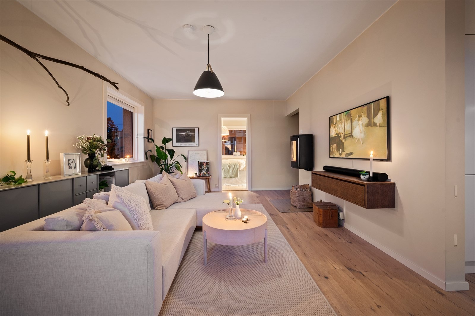 Kveldshygge i stuen. Galleribilde