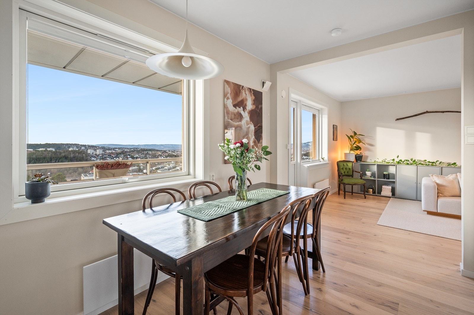 Innredningen ble montert opp i 2022 da resten av leiligheten ble pusset opp. I den forbindelse ble også planløsningen endret. Galleribilde