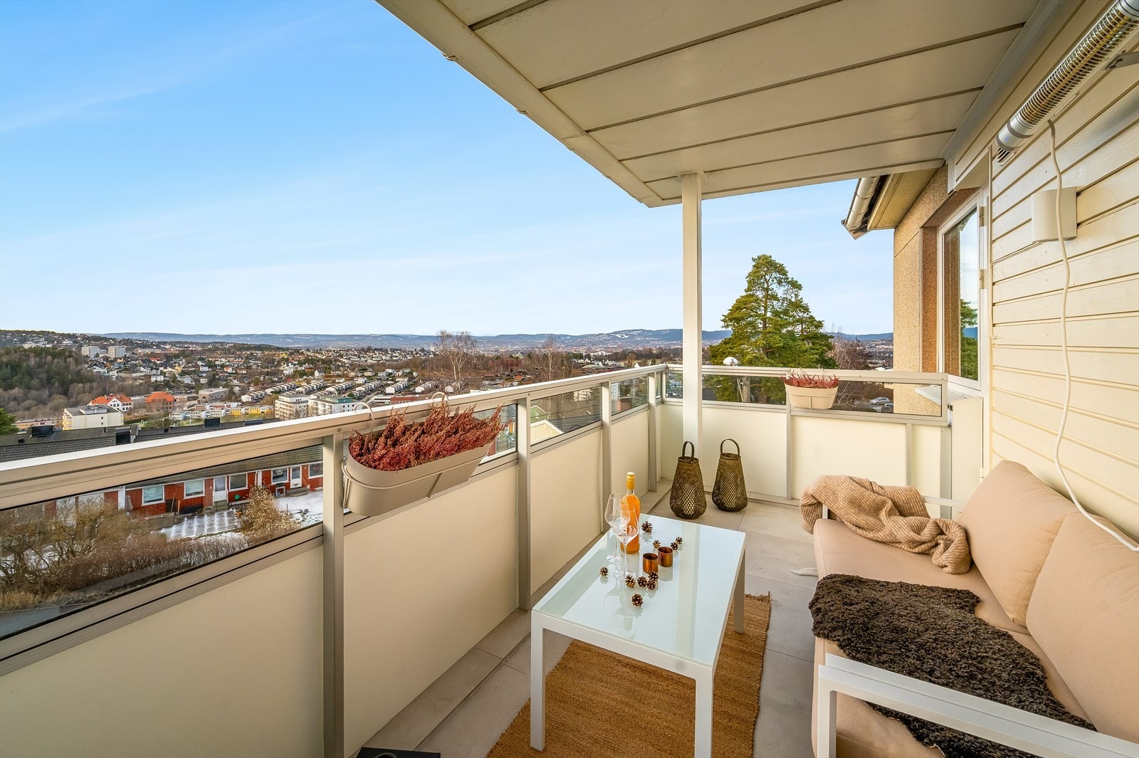 Balkongen gir en ekstra dimensjon til boligen og er perfekt forlengelse hele sommerhalvåret for både avslapning og sosiale sammenkomster. Galleribilde