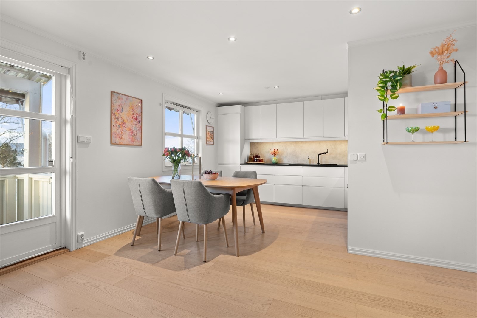 Stuen har en moderne og åpen løsning med kjøkken Galleribilde