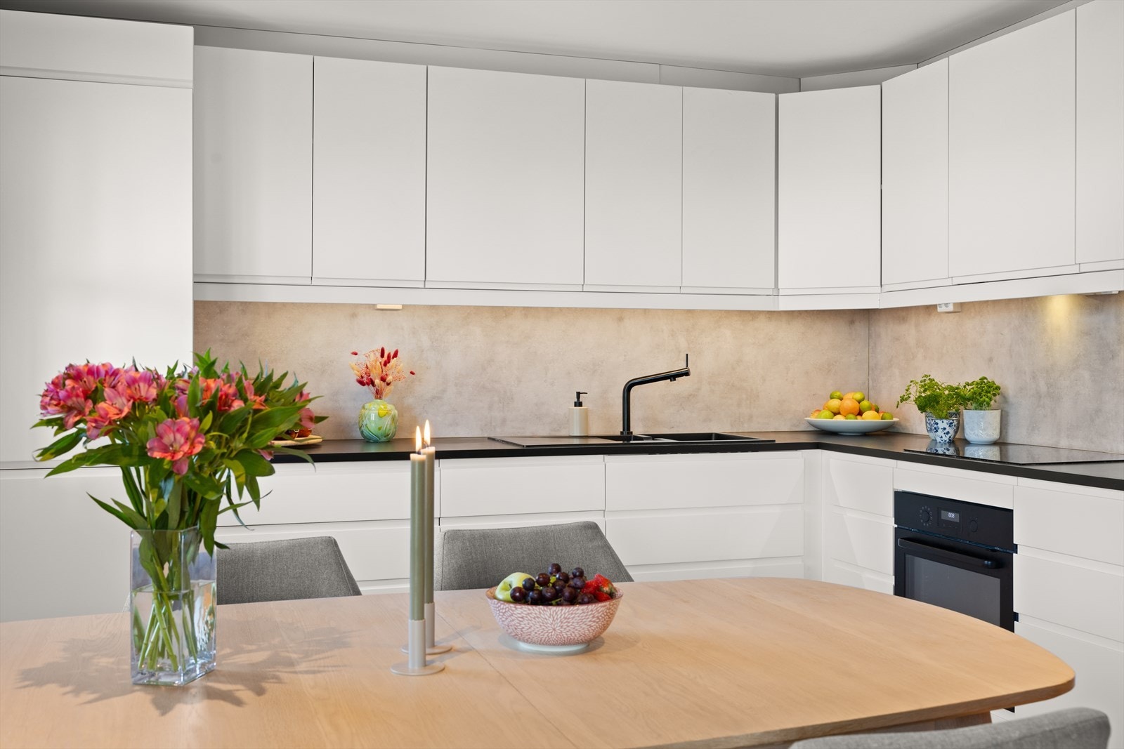 Moderne Ikea kjøkken fra 2019 med integrerte hvitevarer Galleribilde