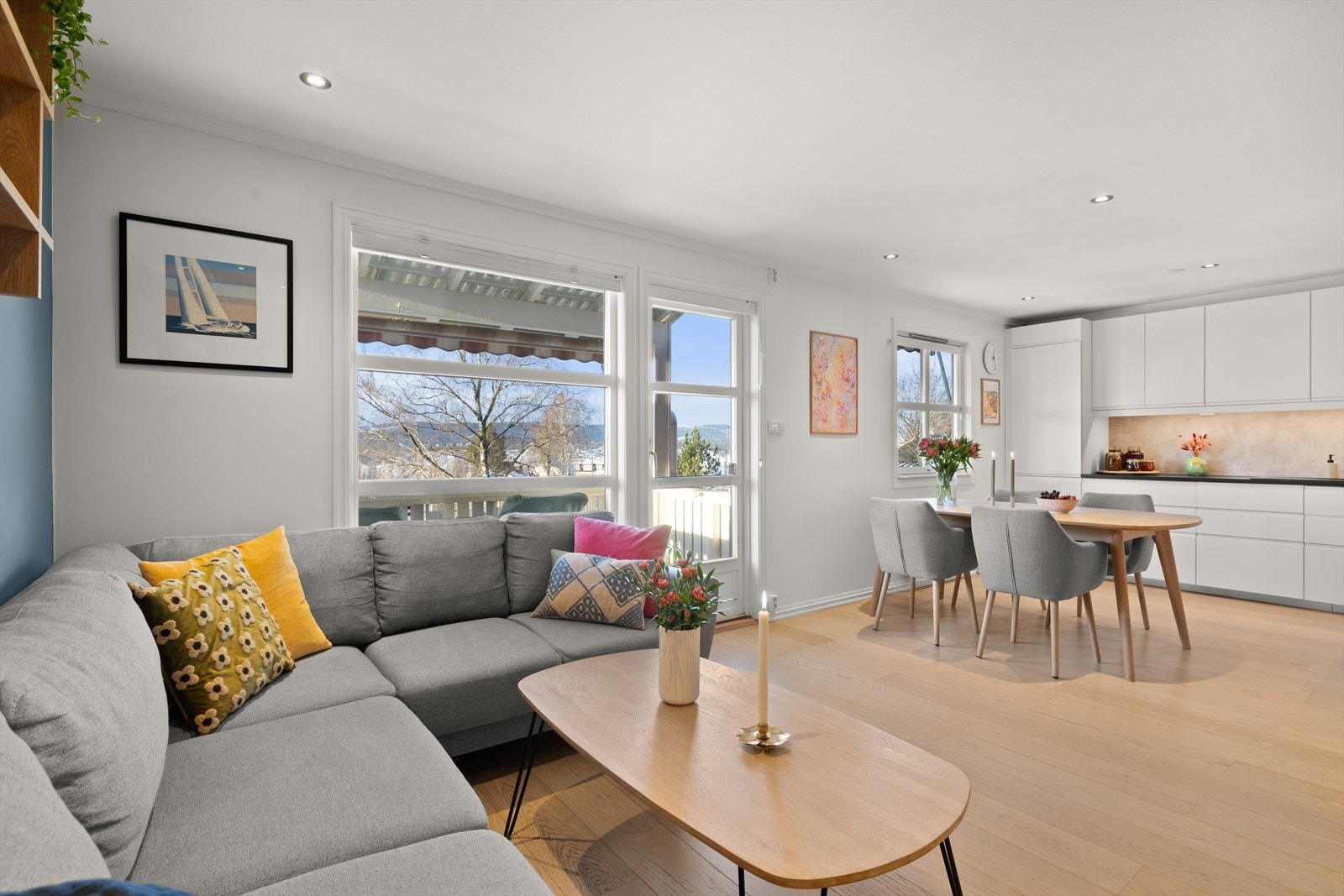 Den åpne stue/kjøkkenløsningen i kombinasjon med masse naturlig lys gir god romfølelse Galleribilde