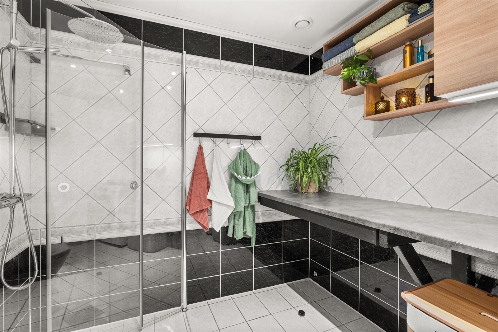 Badet byr på regnfallsdusj i dusjsonen samt rikelig med benkeplass Galleribilde