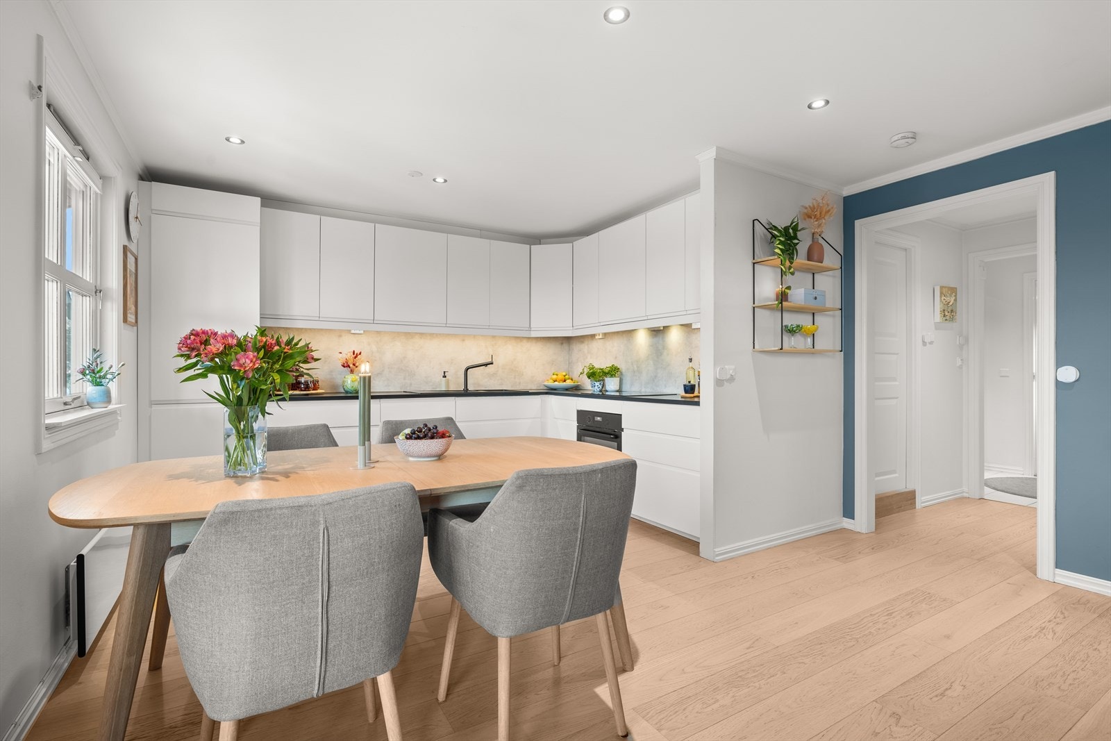 Den åpne løsningen mellom stue og kjøkken gjør det lett å underholde gjestene under matlagingen Galleribilde