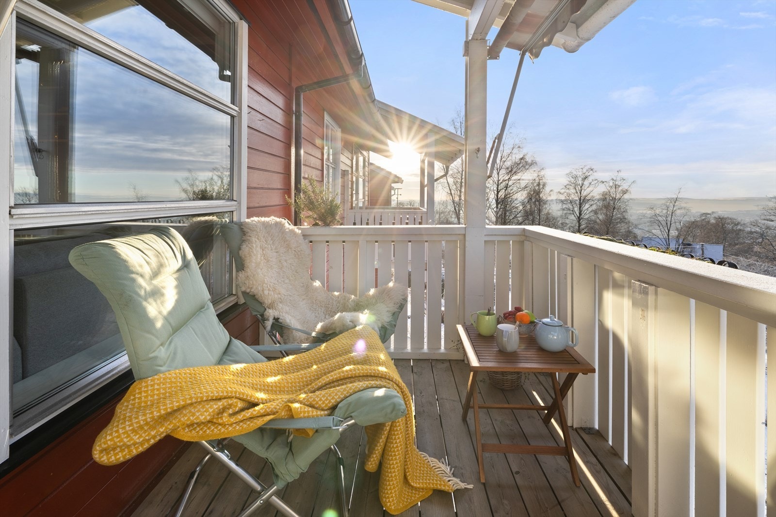 Verandaen har plass til sittegruppe Galleribilde