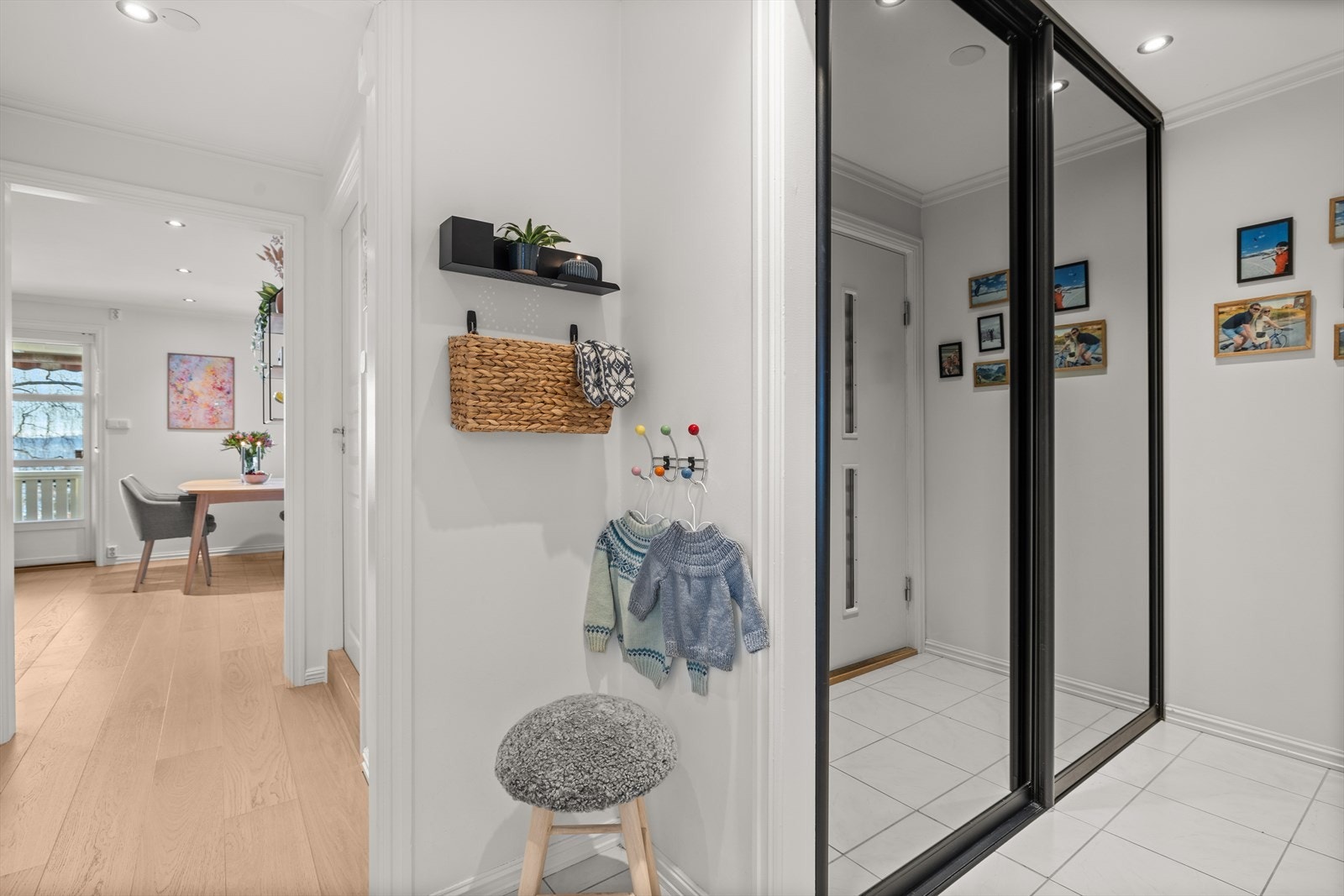 Her ser vi entré med skyvedørsgarderobe og flislagt gulv Galleribilde