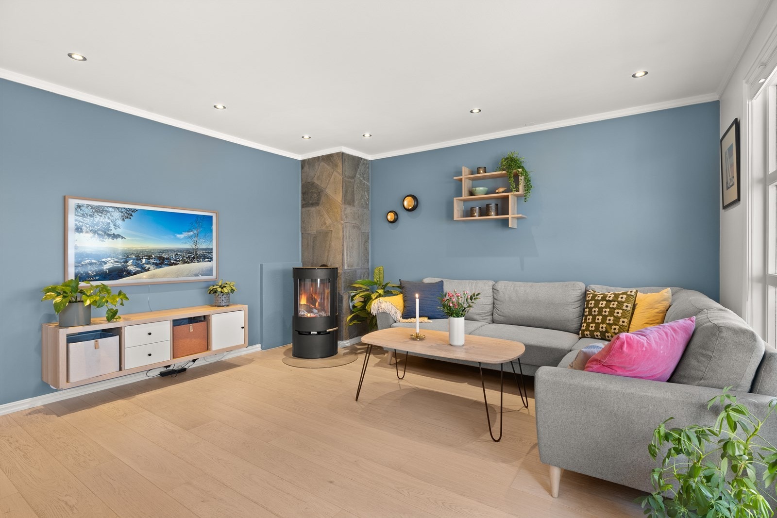 Her er det rikelig med plass til sofa- og tvgruppe Galleribilde