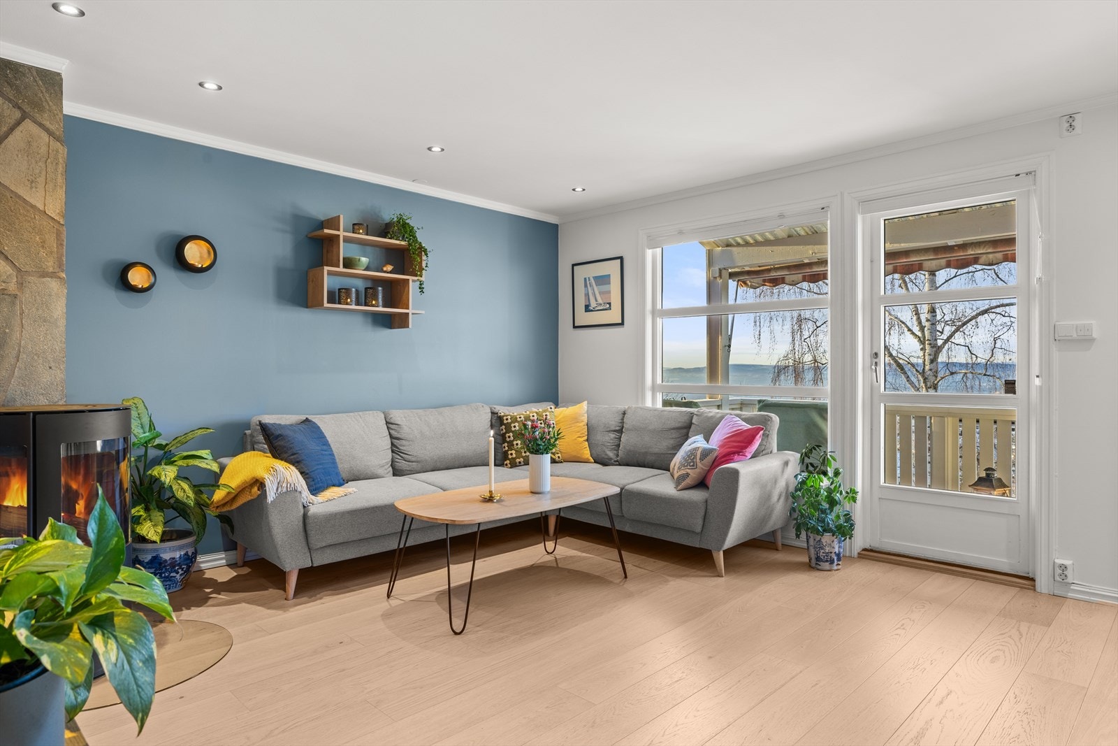 Stuen er stor og lys med utgang til vestvendt veranda Galleribilde