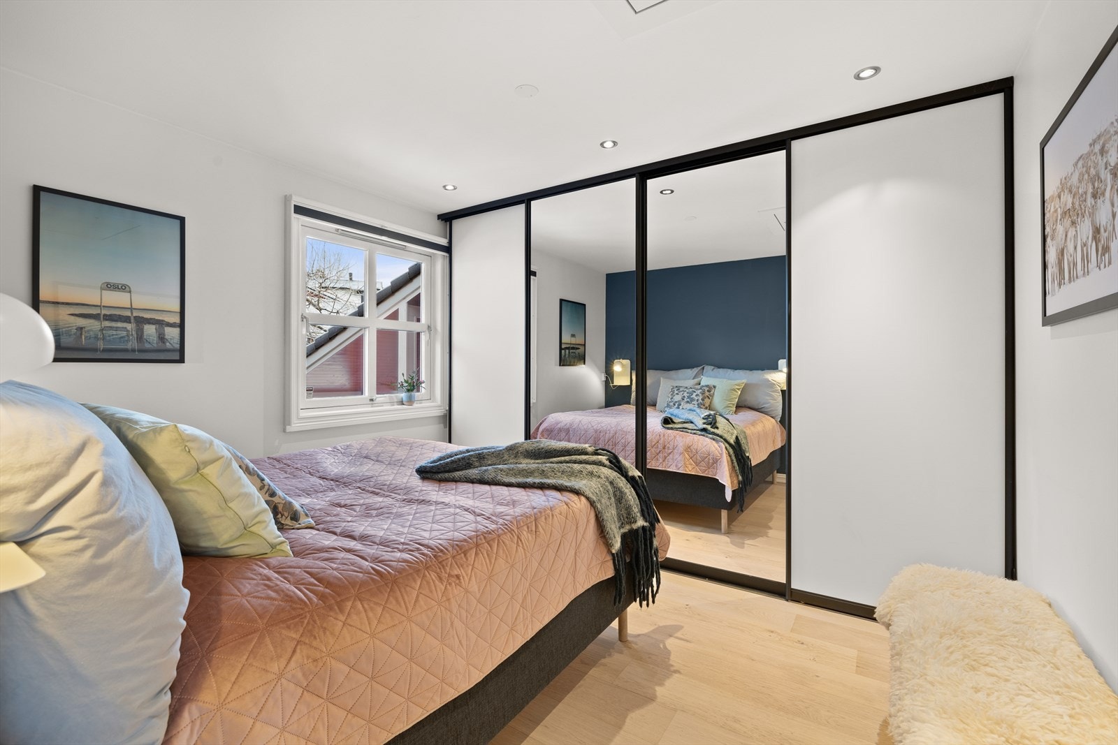 Plassbygd stor og stilfull skyvedørsgarderobe Galleribilde