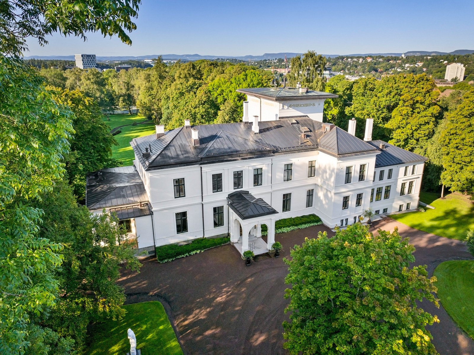 Eiendommen består av flere bygninger som er spredt på tomten. Hovedbygningen er en unik praktvilla fra 1895. Den er en usedvanlig vakker herskapsvilla med tårn i italiensk renessansestil. Villaen er vakkert utsmykket med store verandaer båret av søyler, m Galleribilde