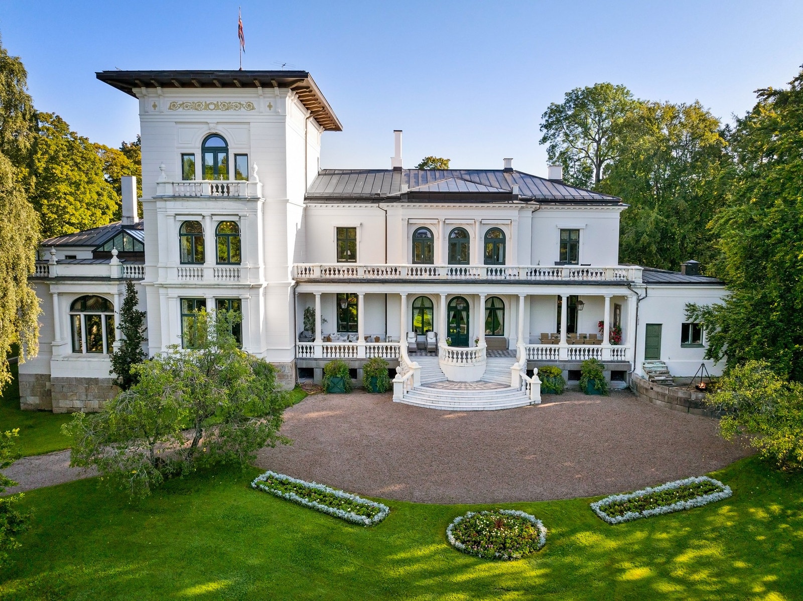 Velkommen til Skøien Hovedgaard, presentert av Tinholt Eiendomsmegling v/ Terje Tinholt og Sara Trier Galleribilde