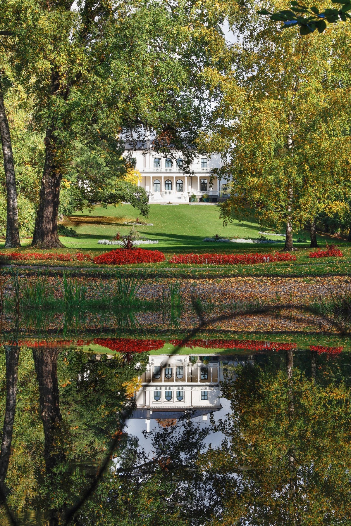 Den imponerende eiendommen på 36 mål omfavner sin egen park, vakkert anlagt med et fredelig vannspeil. En parkemessig oase, kjent for sitt sjarmerende viktorianske landskapsdesign. Galleribilde