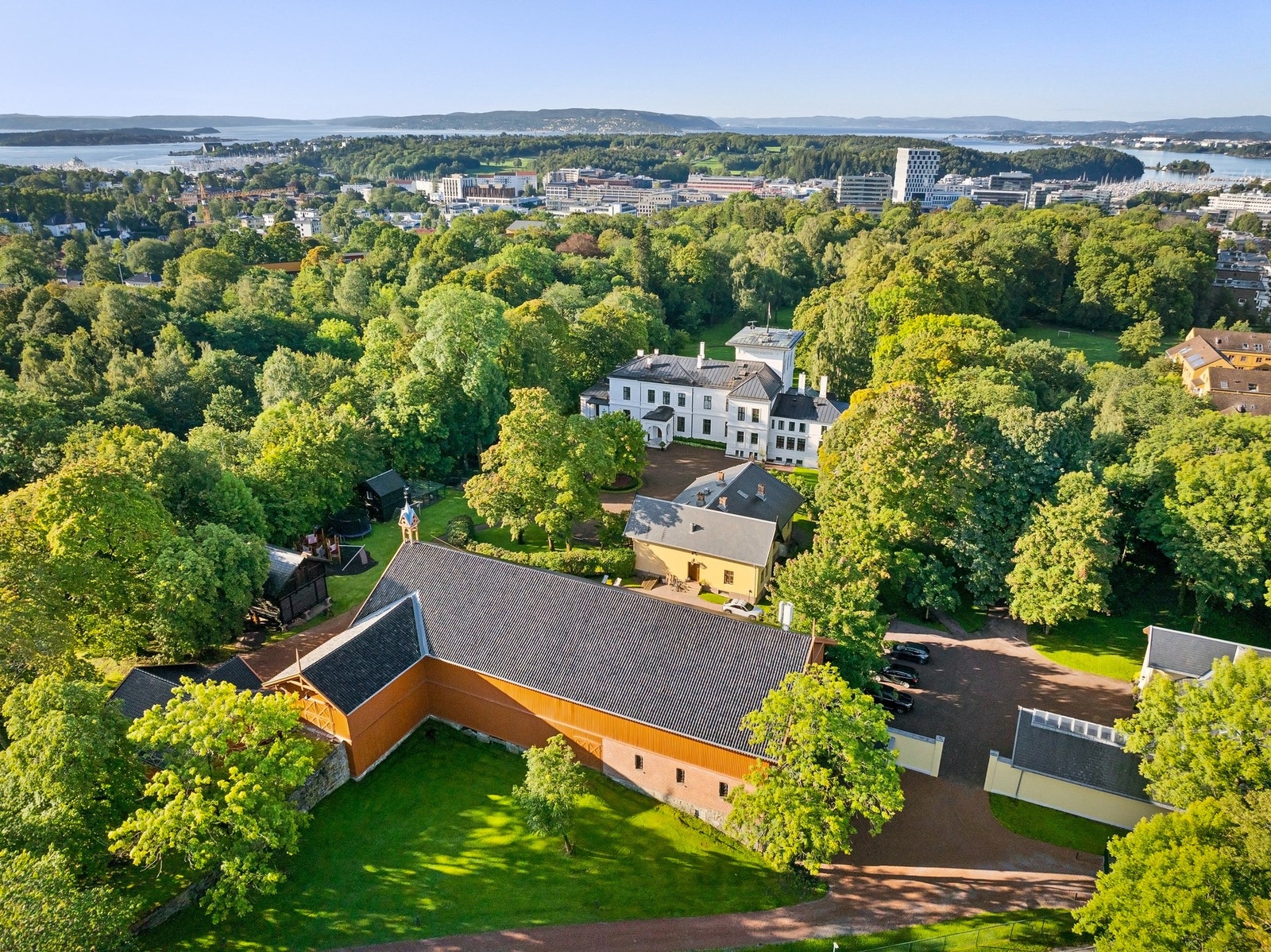 Eiendommens øvrige bygninger omfatter to murhus fra 1880, som er innredet til leiligheter, samt et nyere bygg fra 2017 med to leiligheter. I tillegg finnes det et anneks til lagring, et praktfullt garasjebygg oppført i 2015, to tradisjonelle laftede stabb Galleribilde