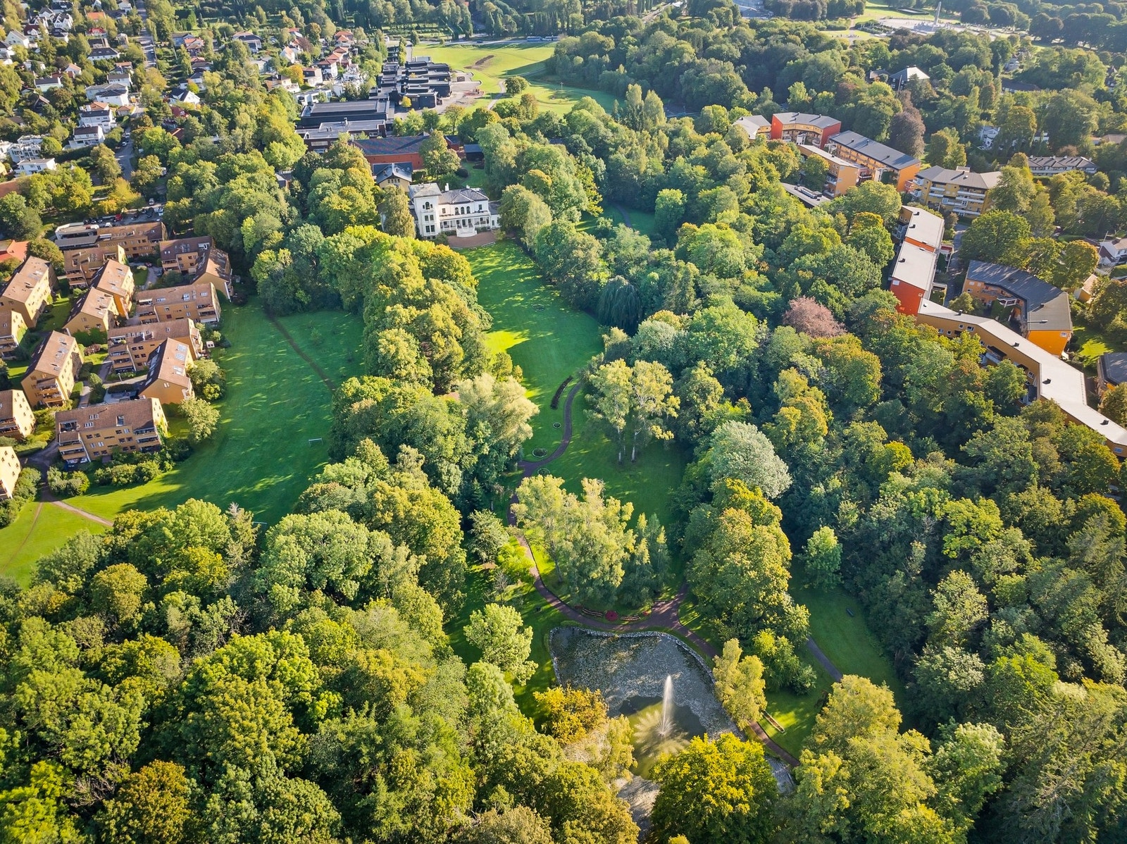 Omgitt av en majestetisk natur finner vi Skøien Hovedgaard. Den imponerende eiendommen på 36 mål omfavner sin egen park, Skøyenparken eller Den engelske park kjent for sin sjarmerende, viktorianske landskapsdesign. Galleribilde