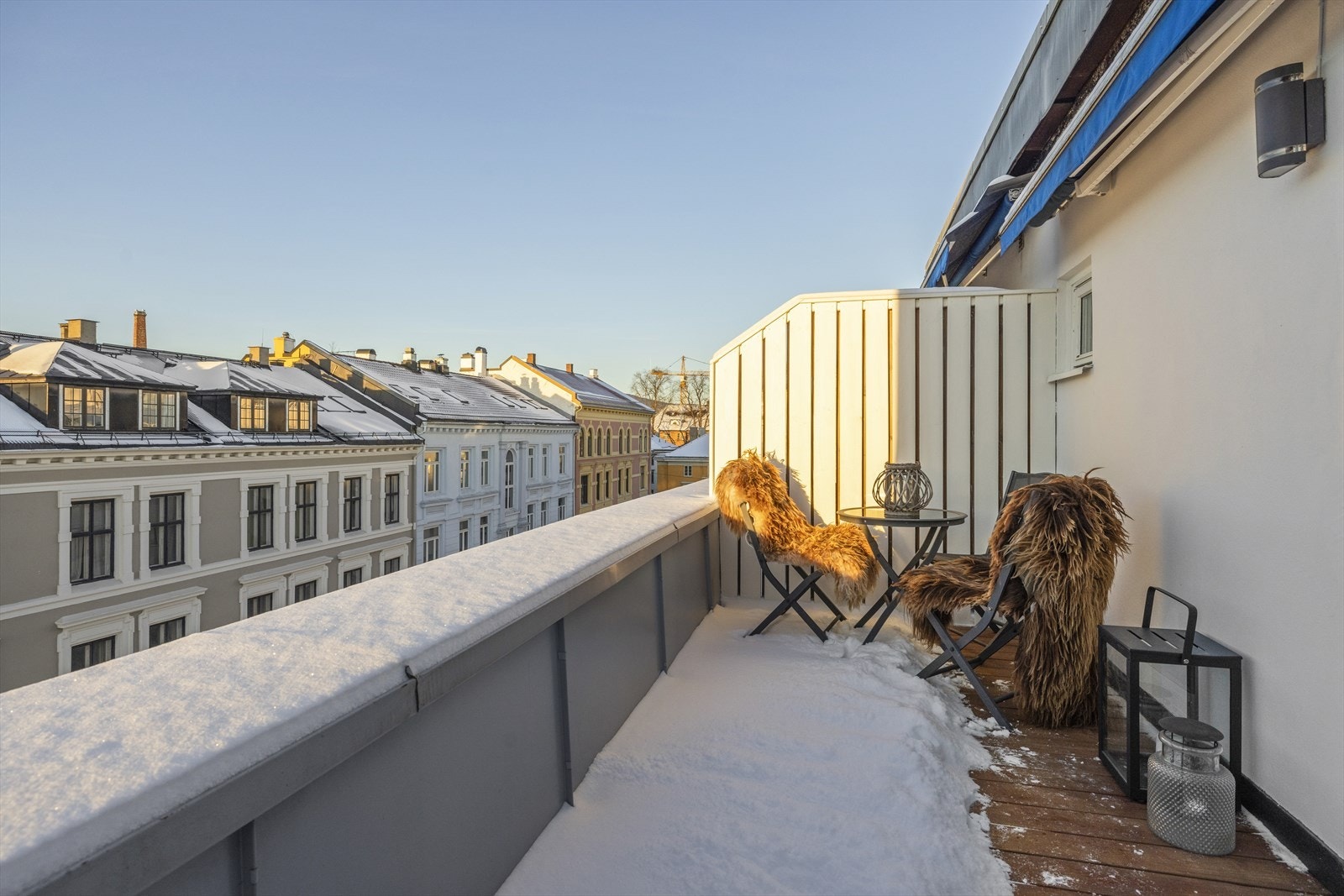 Det er belysning på vegg og markise som skjermer for sol Galleribilde