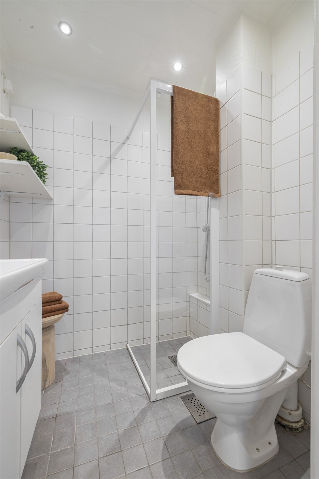 Dusj på gulv og gulvstående klosett - Opplegg for vaskemaskin Galleribilde
