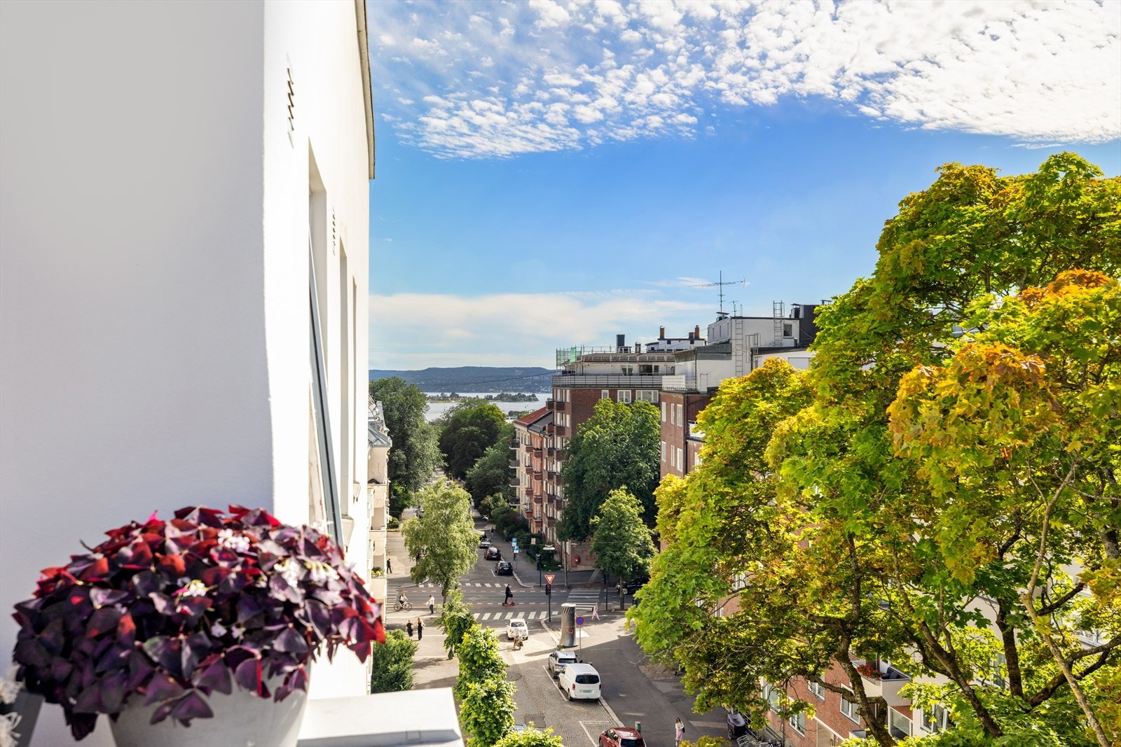 Lys og pen selveierleilighet på 31 m² beliggende høyt og fritt i byggets toppetasje - Sjøgløtt fra balkong Galleribilde