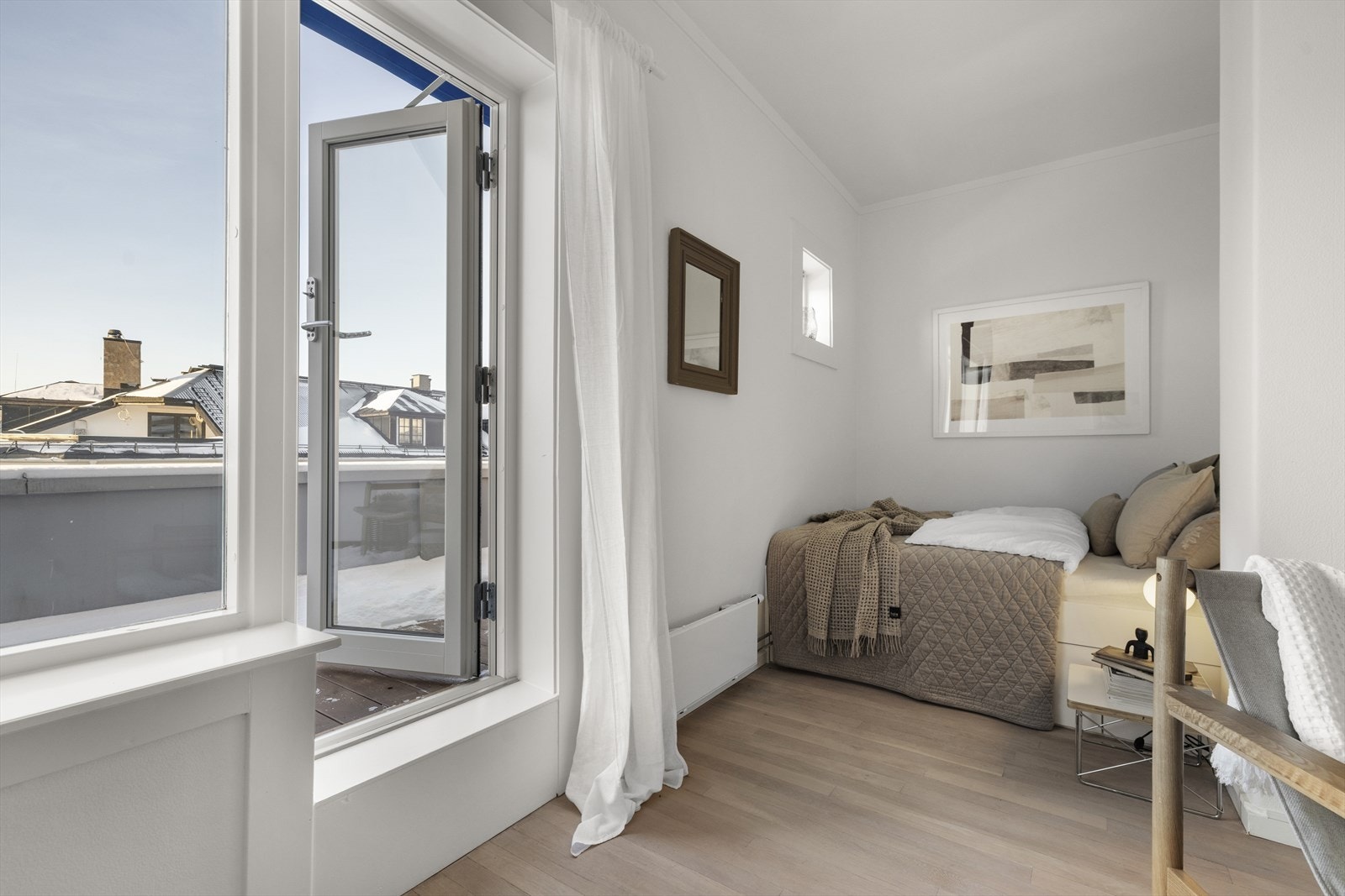 Fra stuen er det utgang til en solrik og vestvendt balkong Galleribilde