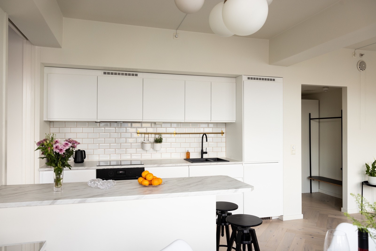 Lys og flott leilighet som består av entré, baderom, soverom, omkledningsrom, åpen kjøkken- og stueløsning, samt bod. Galleribilde