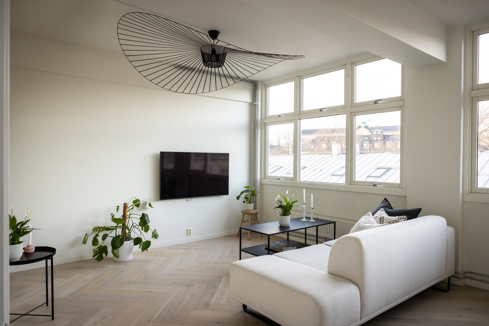 Trivelig stue med god plass til sofagruppe, sofabord og underholdningsavdeling. Galleribilde