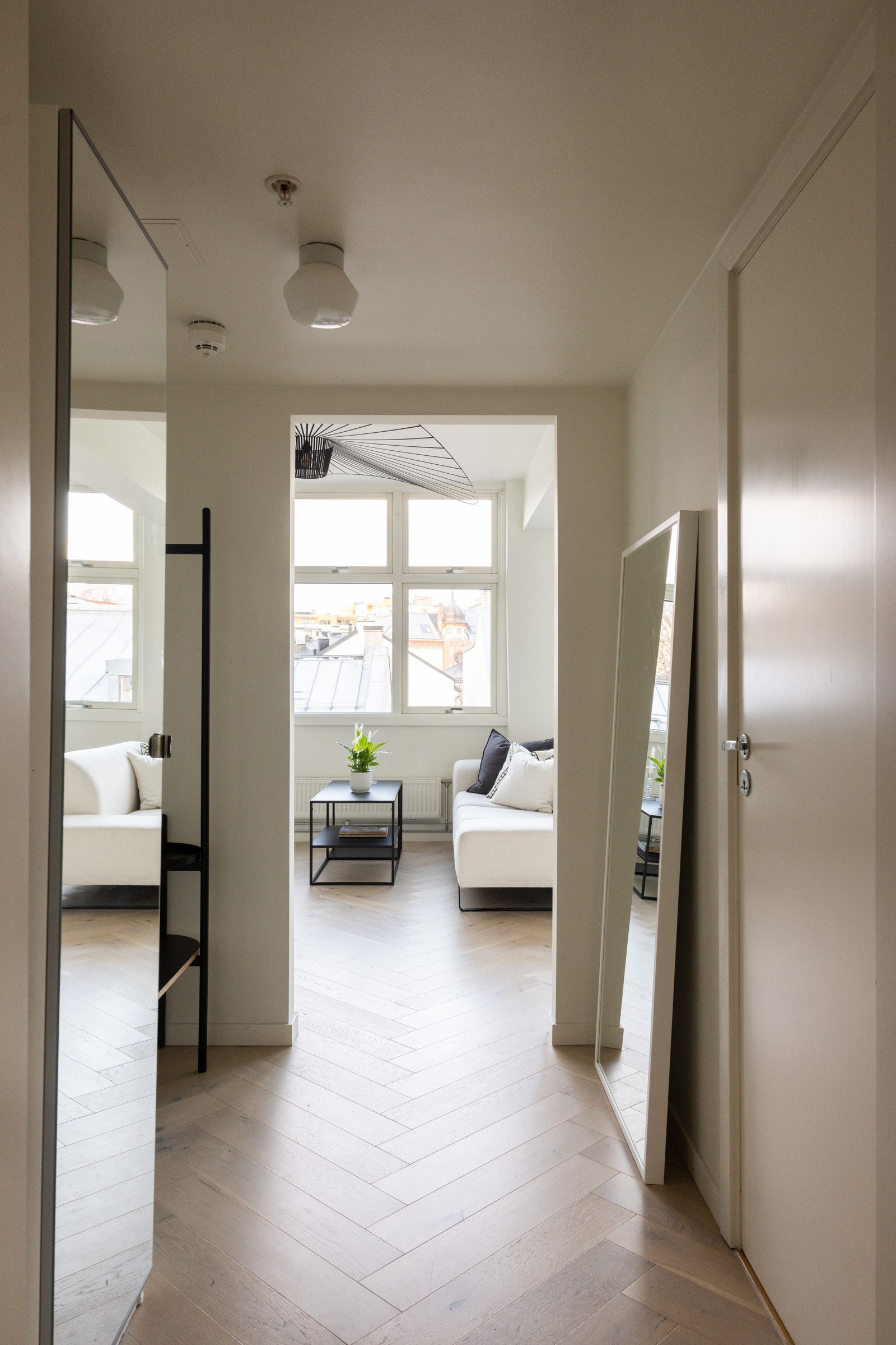 Innbydende entré med pen parkett på gulv, samt tidsriktige fargevalg gir et godt førsteinntrykk av boligen. Galleribilde