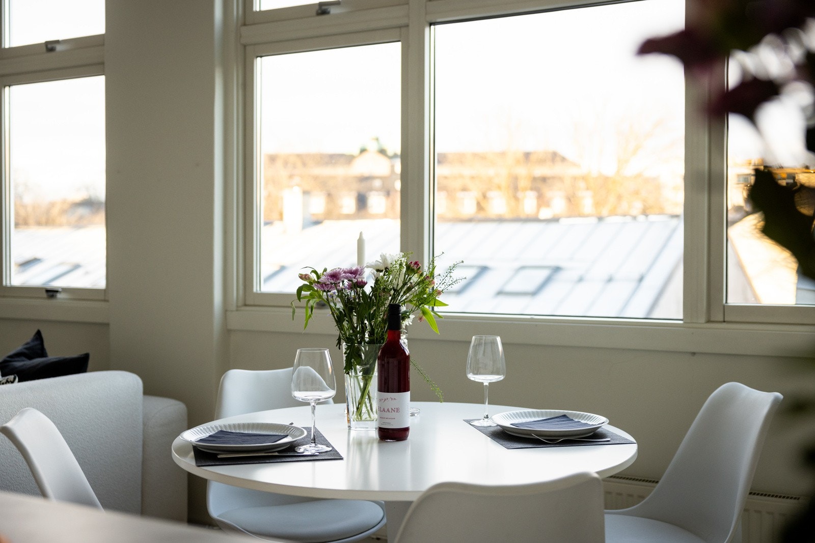 Inviter venner og familie over på et bedre måltid. Galleribilde