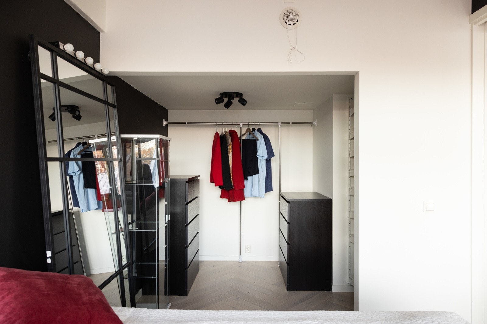 Fra soverommet er det adkomst til et superpraktisk omkledningsrom. Galleribilde