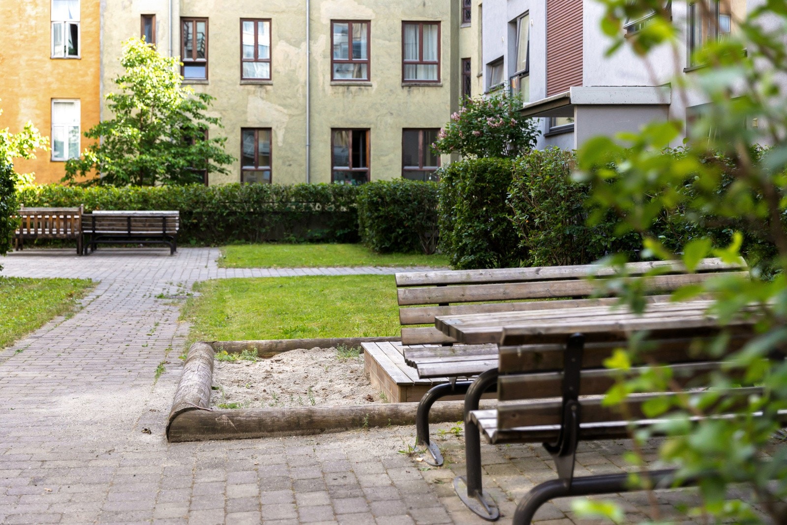 Hyggelig bakgård med huskestativ, interne stikkveier, gressplen og beplantning. Galleribilde
