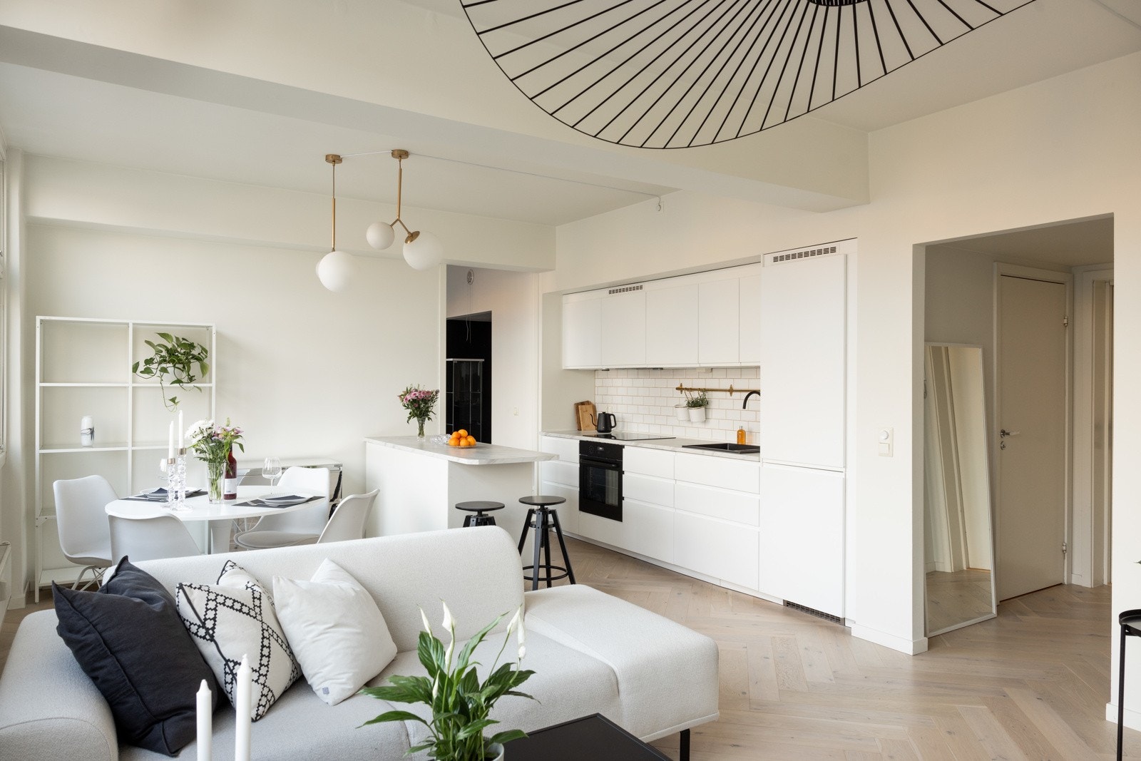 Åpen kjøkken- og stueløsning gir leiligheten et sosialt og luftig preg. Galleribilde