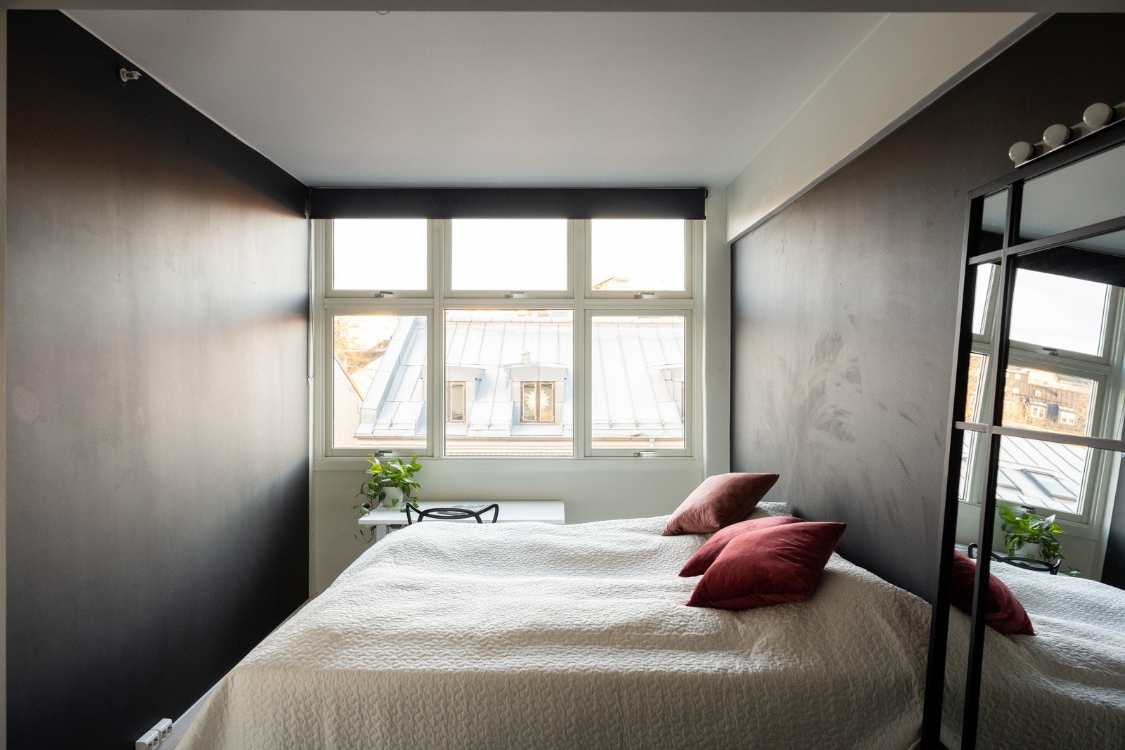 Soverommet er av god størrelse med plass til dobbeltseng, nattbord og kommode. Galleribilde