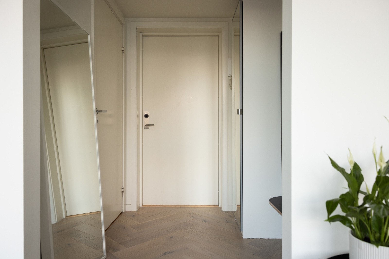 Plass til ytterklær og sko. Velkommen! Galleribilde