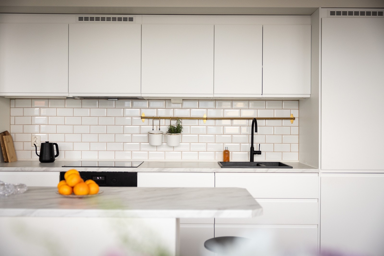 Lys og pene fliser over benkeplate. Galleribilde