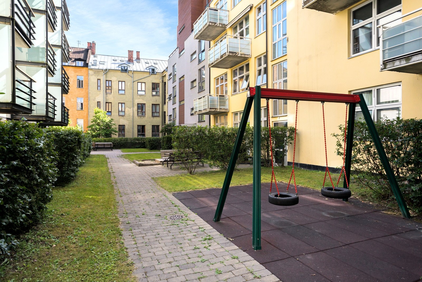 Hyggelig bakgård med huskestativ, interne stikkveier, gressplen og beplantning. Galleribilde