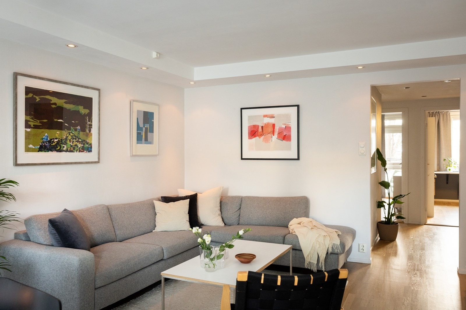 - Leiligheten er malt i delikate og tidsriktige farger - Galleribilde