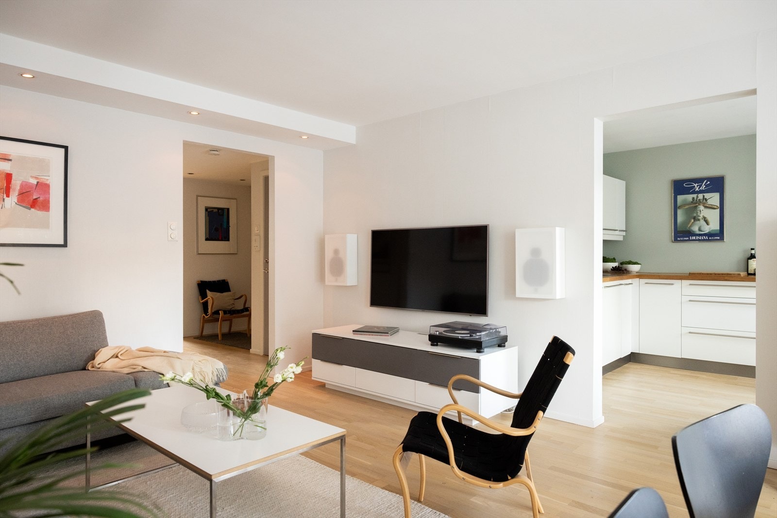 - Gulvet i leiligheten ble slipt og lakket i 2022 - Galleribilde