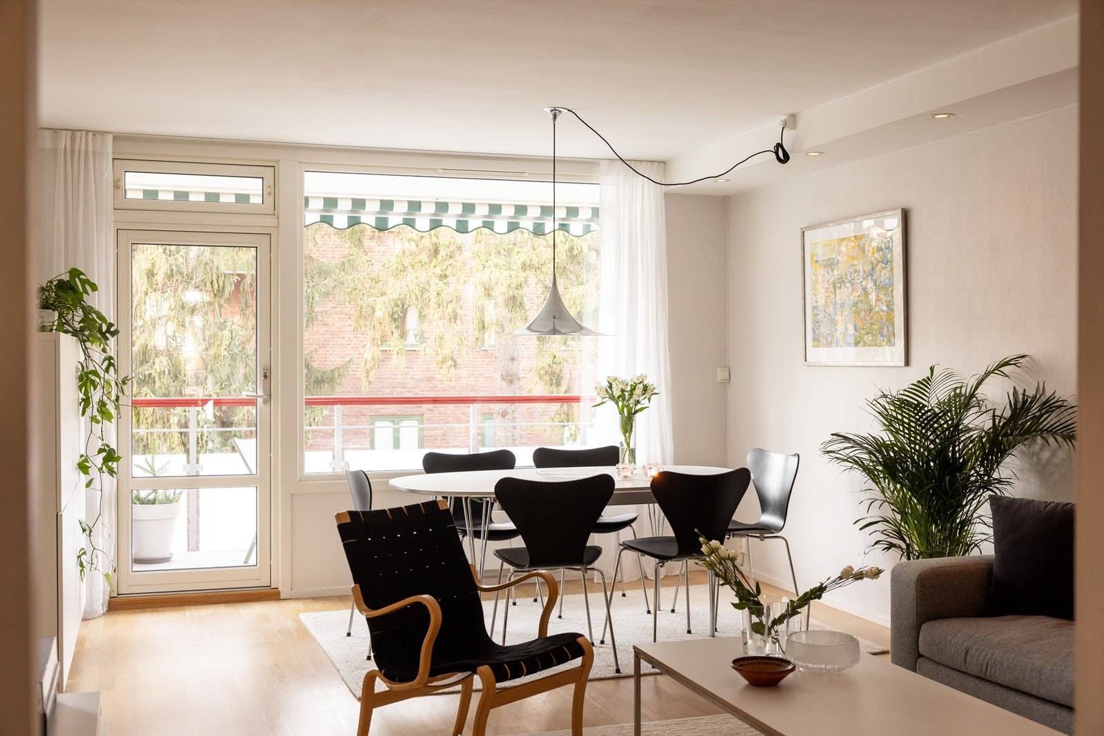 - Store vindusflater som gir rikelig med luft og lys - Galleribilde