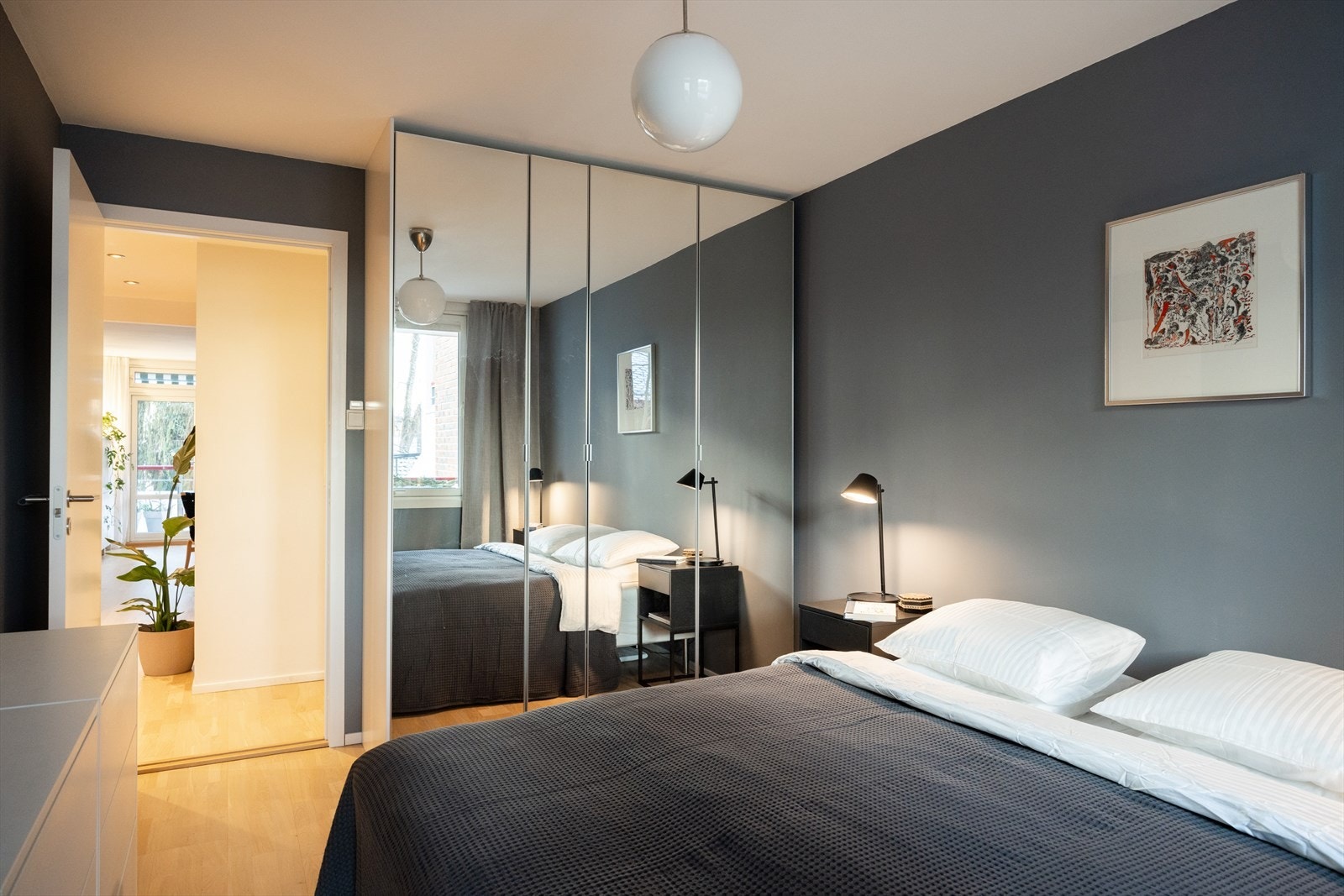 - Masse oppbevaringsplass i garderobeløsning - Galleribilde