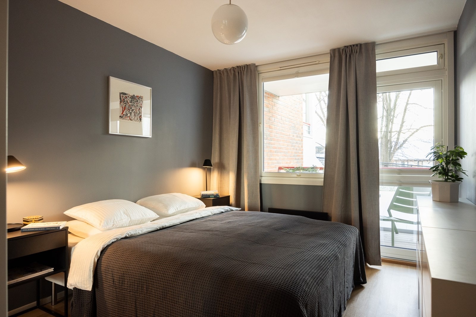 - Romslig hovedsoverom med utgang til hyggelig markterrasse - Galleribilde