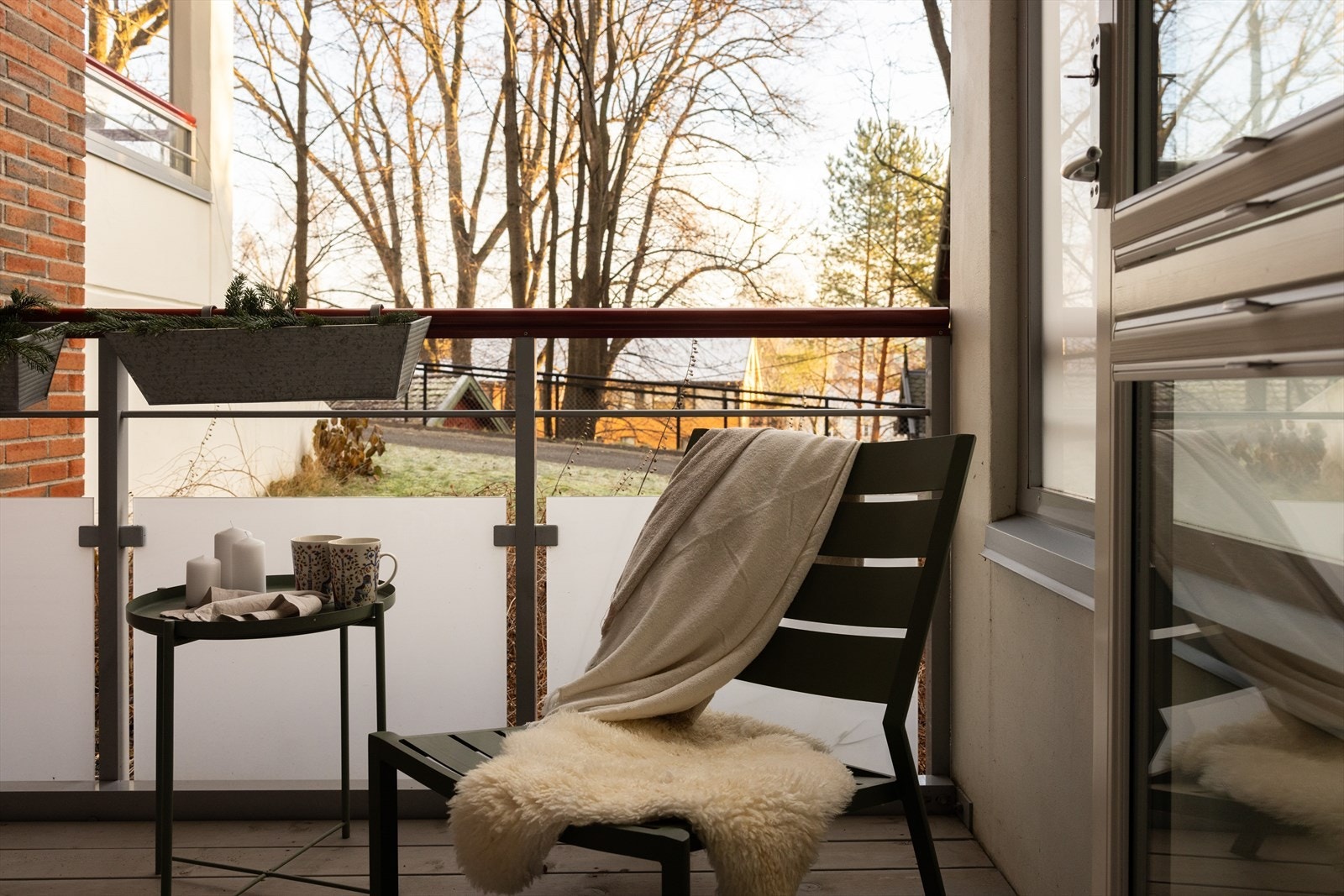 - Østvendt markterrasse på ca. 5 kvm med plass til utemøblement og herlig morgensol - Galleribilde